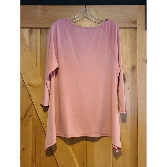 Simply Emma Size 1X Sharkbite Hem 3/4 Sleeve Beaded Embellished Neck Top Pink - Picture 2 of 15